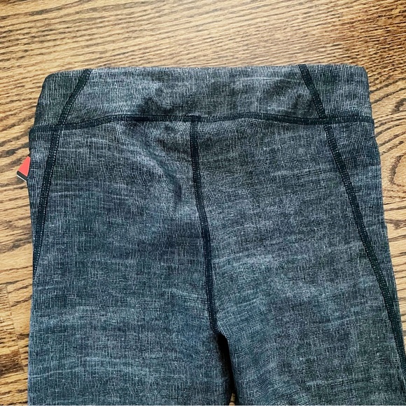 Under Armour - Cropped Leggings in Grey - Picture 5 of 8